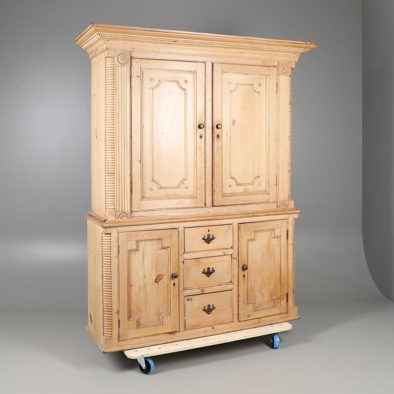 VIKTORIANISCHER KIEFERKÜCHEN-/HAUSHALTERSCHRANK.