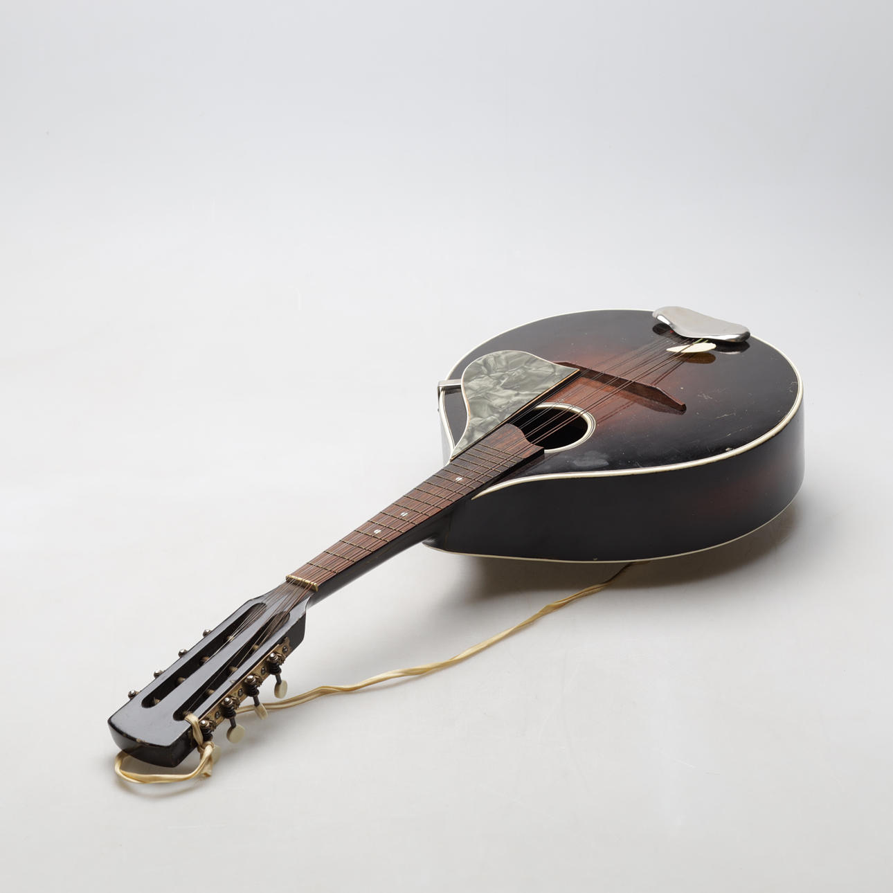 MANDOLIN, 1900s. Collectables - Musical instruments - Auctionet