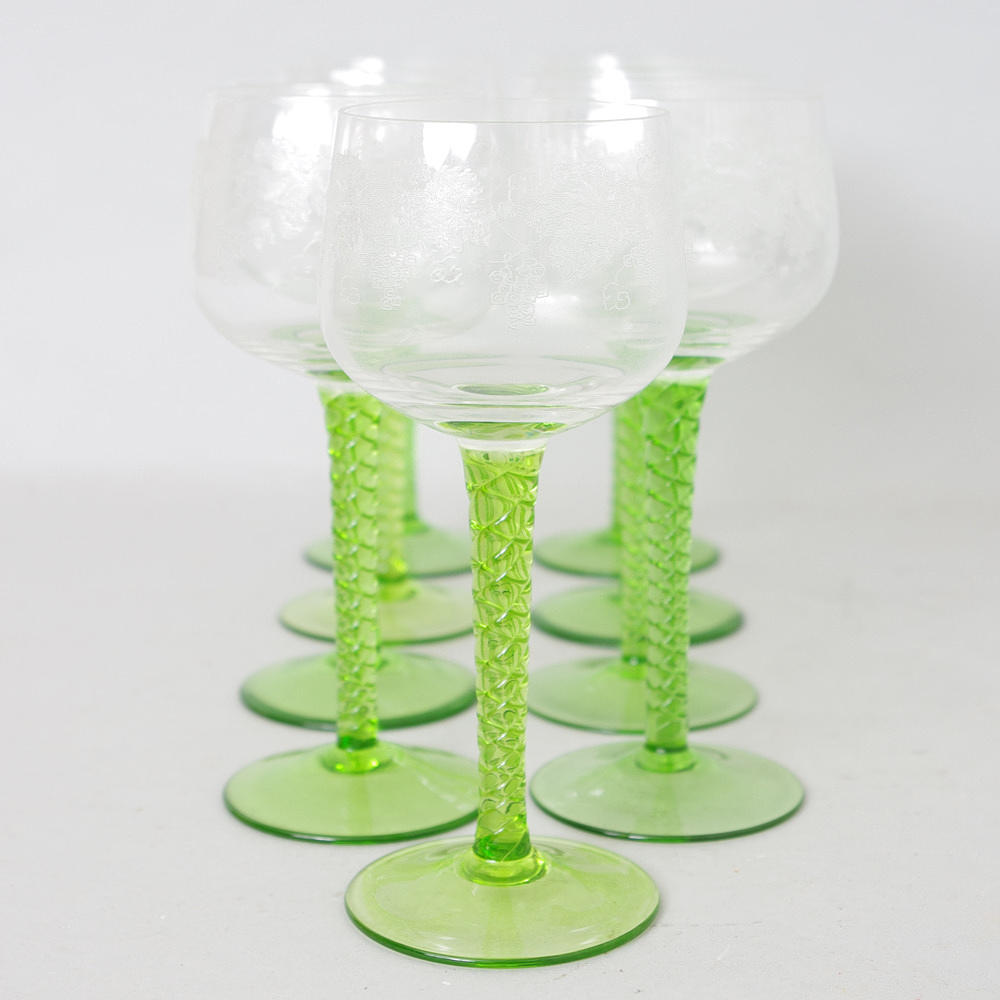 VITVINSGLAS med grön fot, 9 stycken.