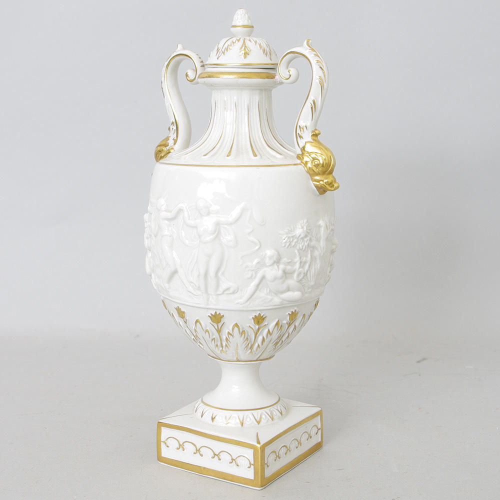 URNA MED HÄNKLAR, porslin, empirestil, Tyskland.