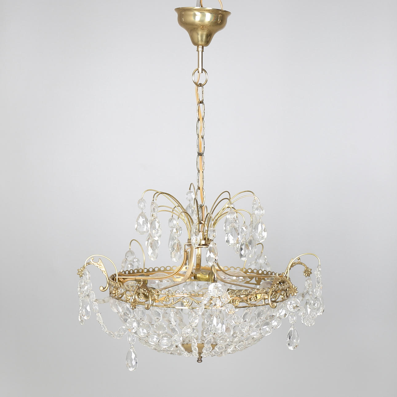 TAKLAMPA i mässing och kristall, rokoko-stil, 1900-talets mitt.