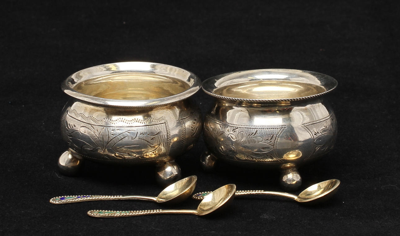 SALTKAR, 2 st, samt SALTSKEDAR, 3 st, Ryssland. 1800/1900-tal. Totalvikt 75 g.
