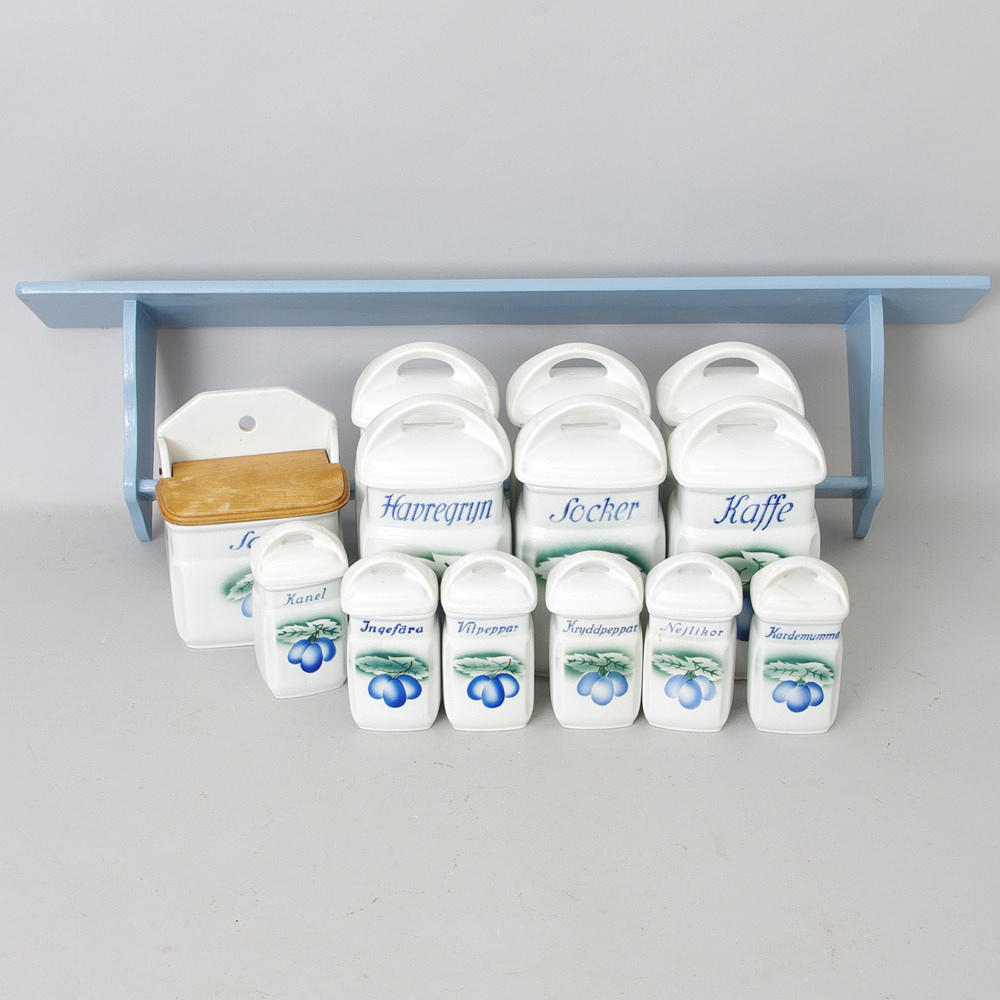 KRYDDBURKAR MED HYLLA, 13 burkar samt hylla.