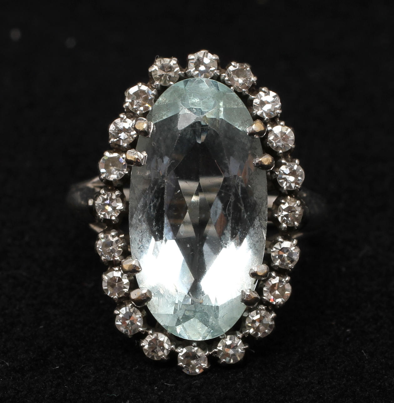 RING, 18k vitguld med briljanter samt blågröntonad sten. Vikt 7,9 gram.