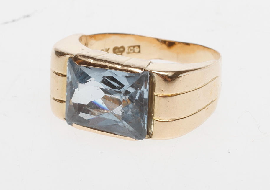 RING MED AQUAMARIN, 18k guld, total vikt ca 4 gr.