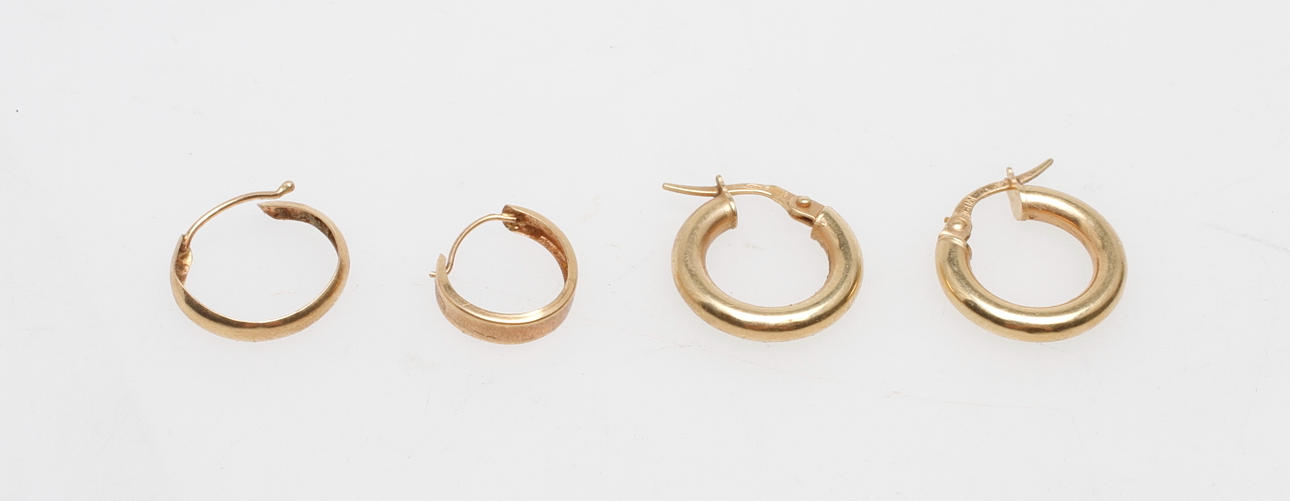 ÖRHÄNGEN, 4 st, 18k guld, vikt ca 2,4 gr.