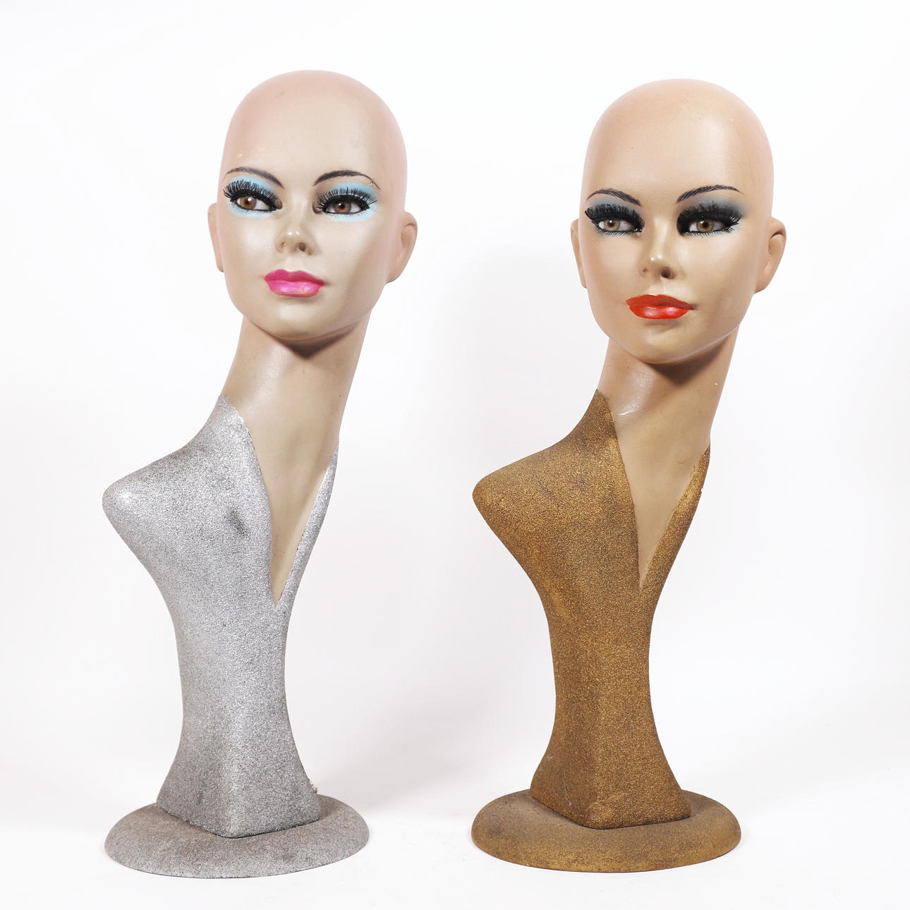 PAAR SCHAUFENSTERFIGUREN. IM STUCK. 80er.