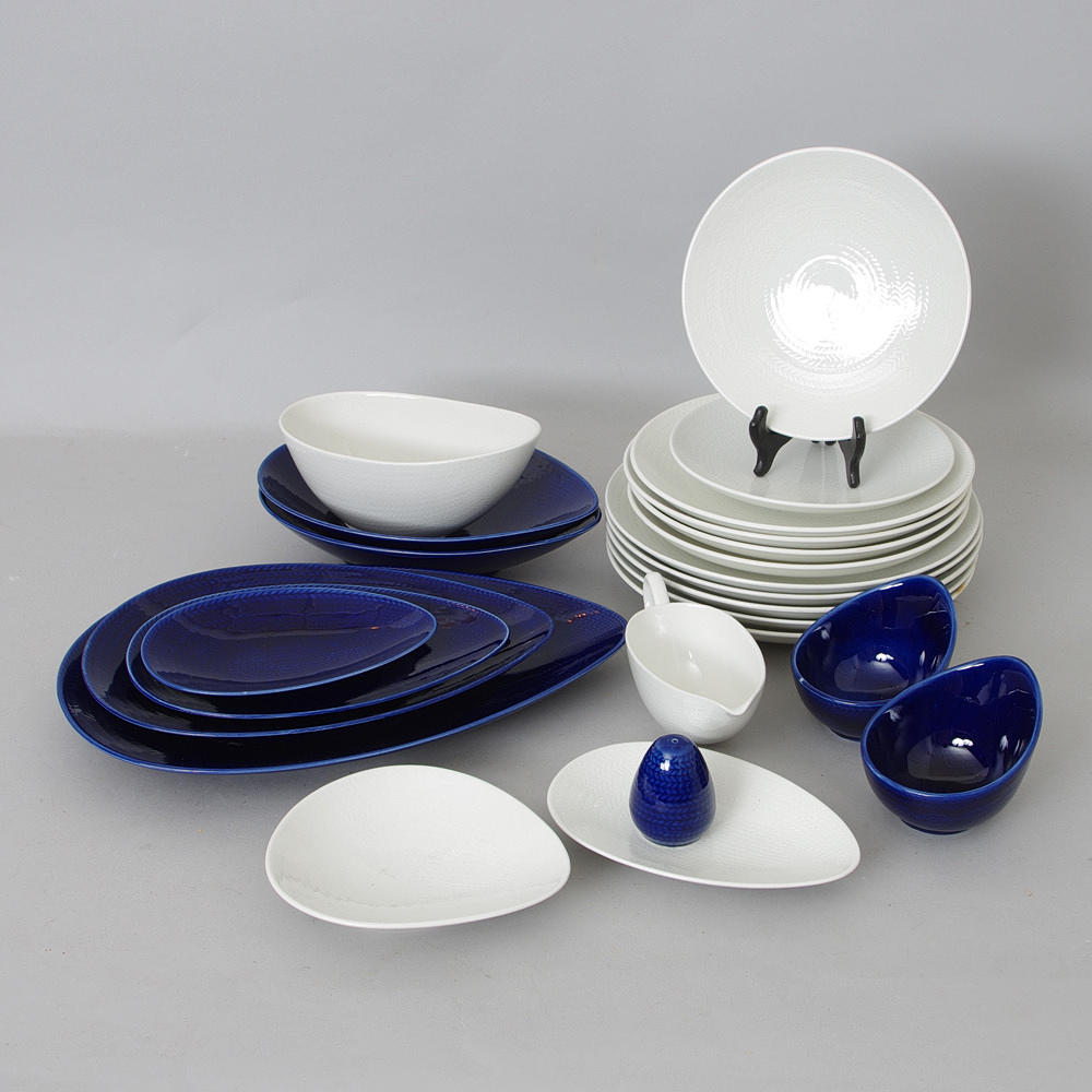 MATSERVISDELAR, "Blå Eld", design Hertha Bengtsson, Rörstrand.