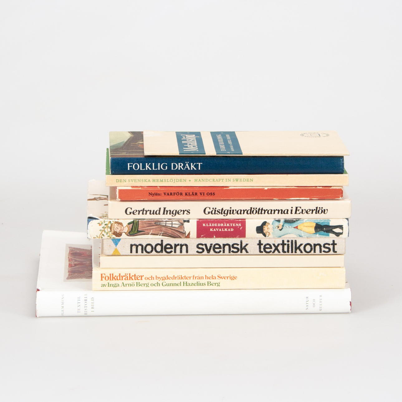 BÖCKER. 9 st, Textil och handarbete.