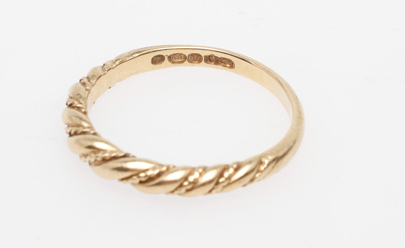 RING, 18k guld, vikt ca 5 gr.