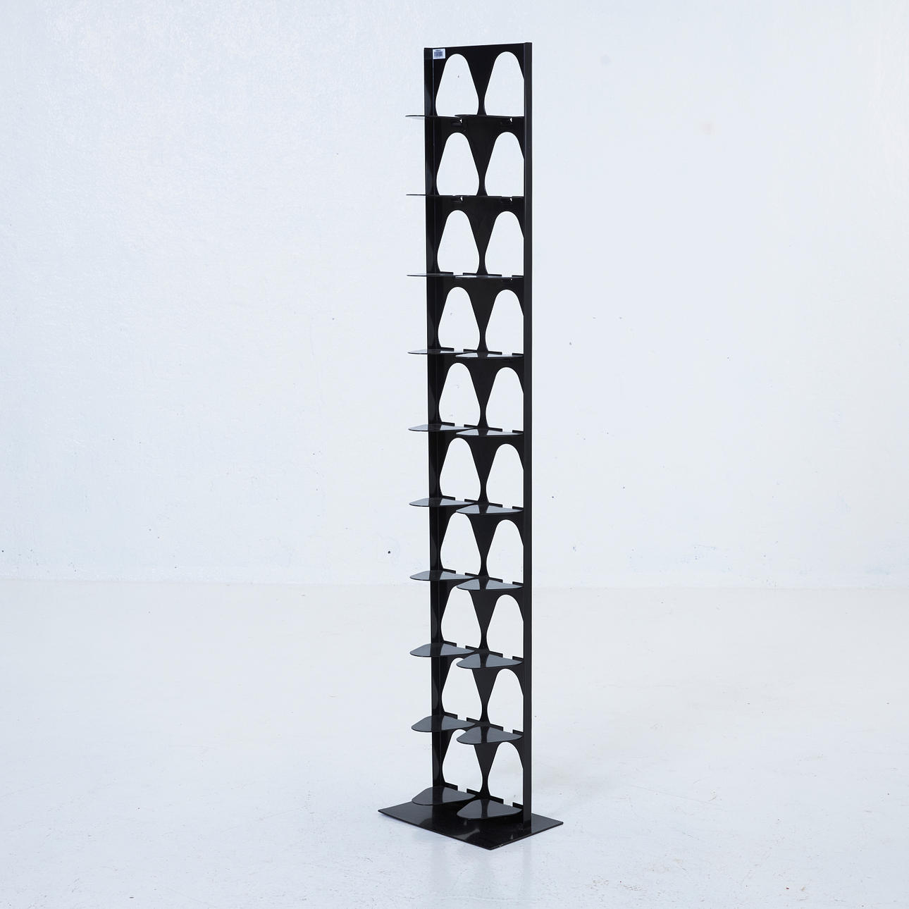 SKOHYLLA, Frederic Perigot, märkt Perigot, svartlackerad.