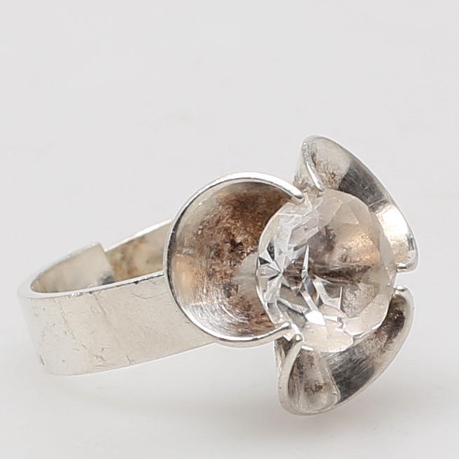RING i sterlingsilver med bergskristall, Elias Kauppi, Turku, Finland.