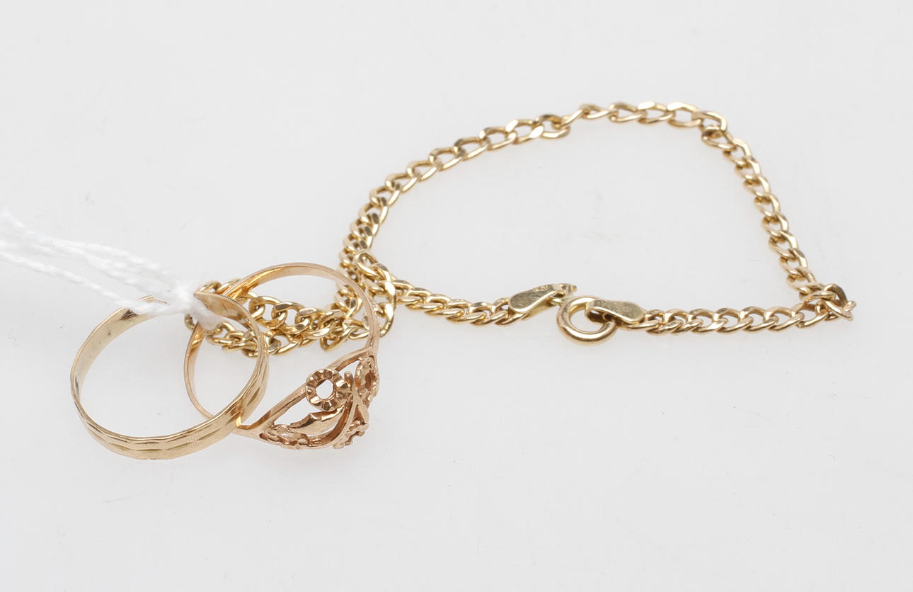 ARMBAND samt 2 RINGAR, 14k guld, vikt ca 4,5 gr.