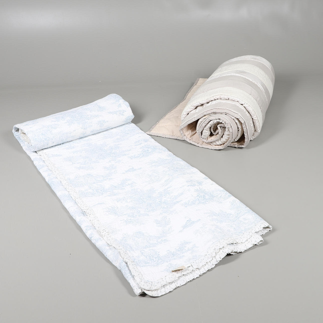 TVÅ KINGSIZE QUILTADE ÖVERKAST.