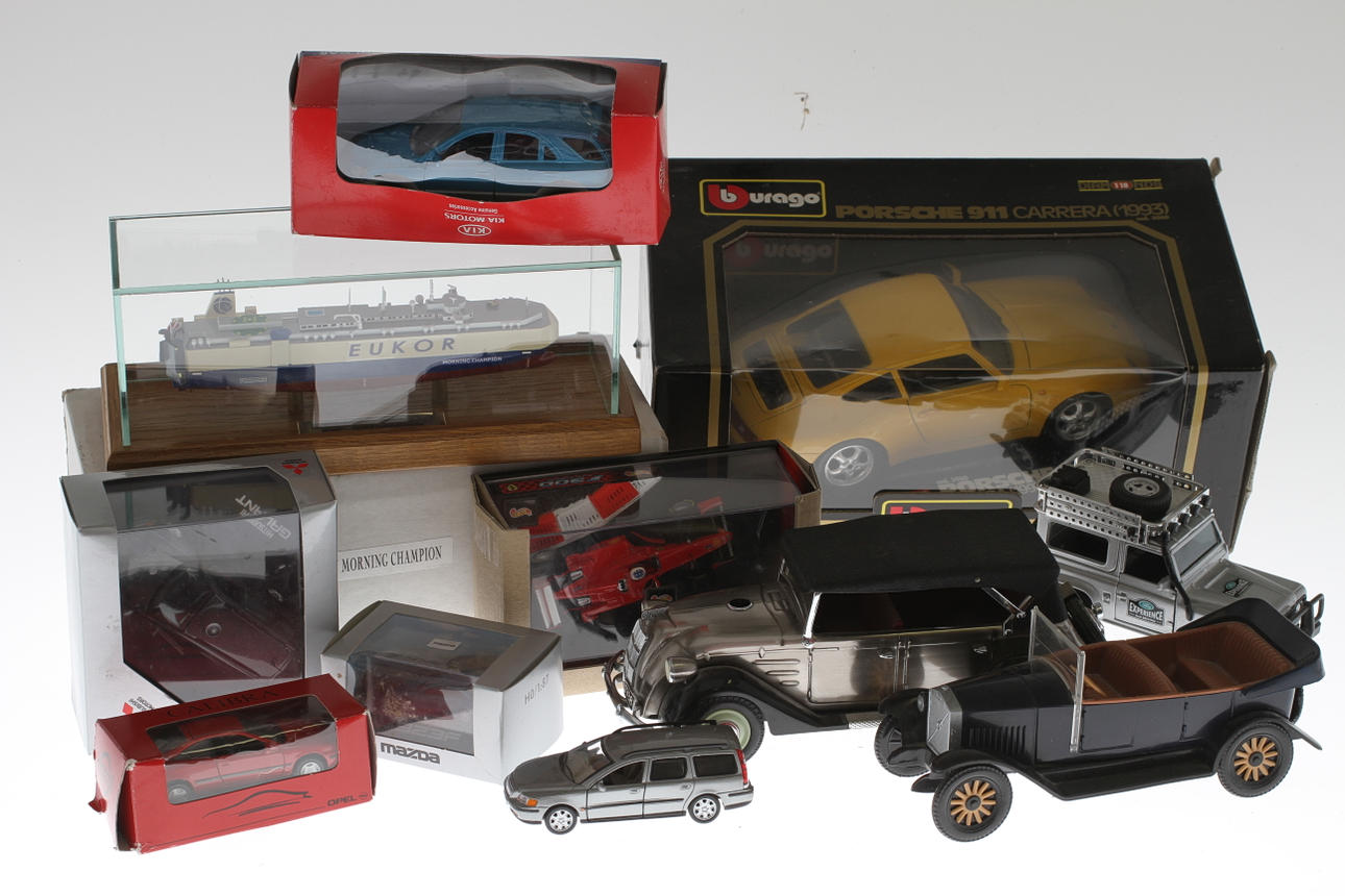 MODELLBILAR och -BÅT cirka 10 stycken. Delvis originalkartonger.