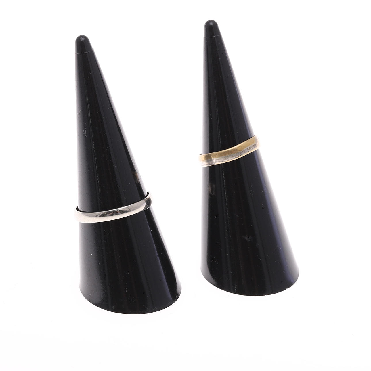 EIN EHRRING AUS 18 KT. WEISSGOLD UND EIN ANDERER RING.