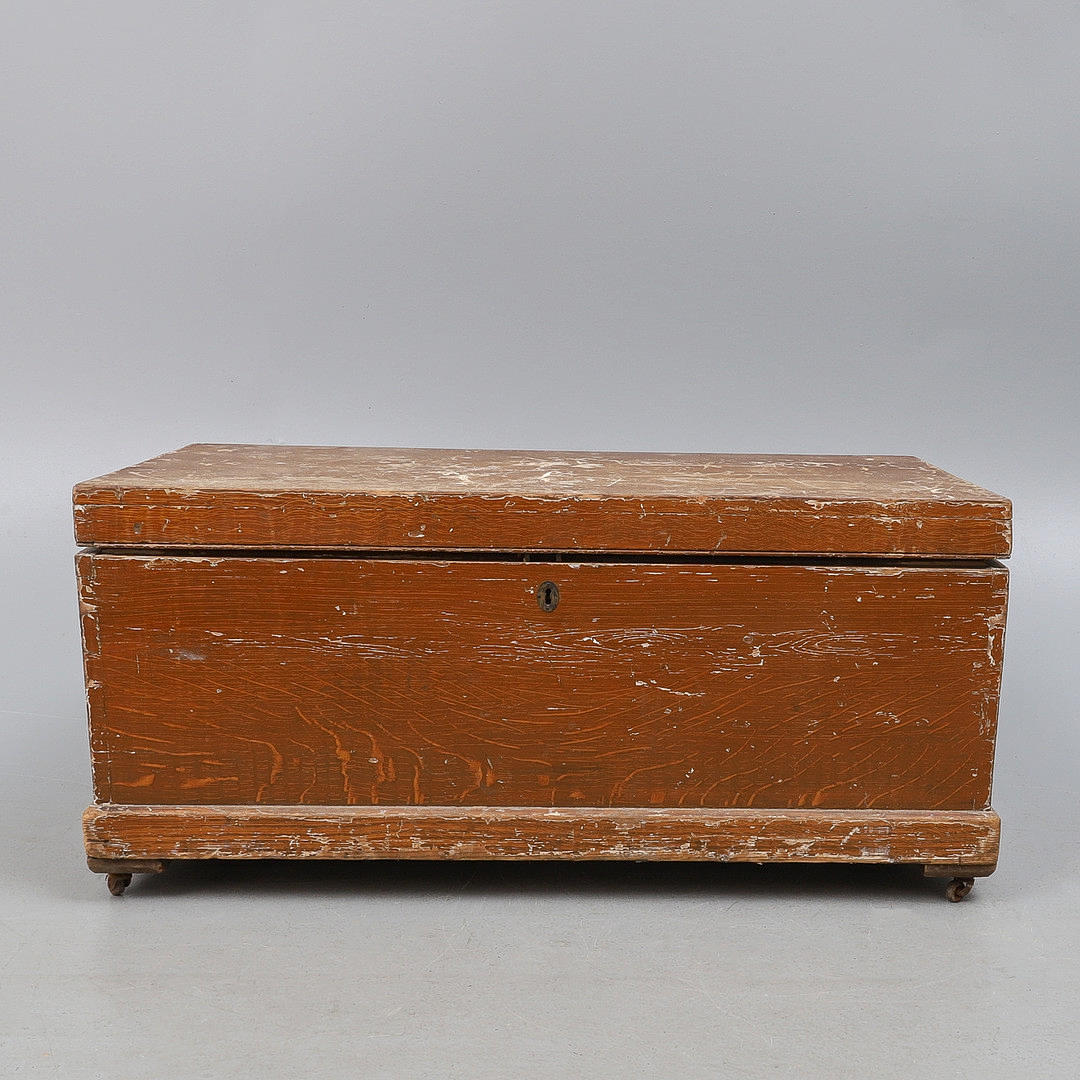 A LATE VICTORIAN RECTANGULAR GRAINED PINE CHEST.