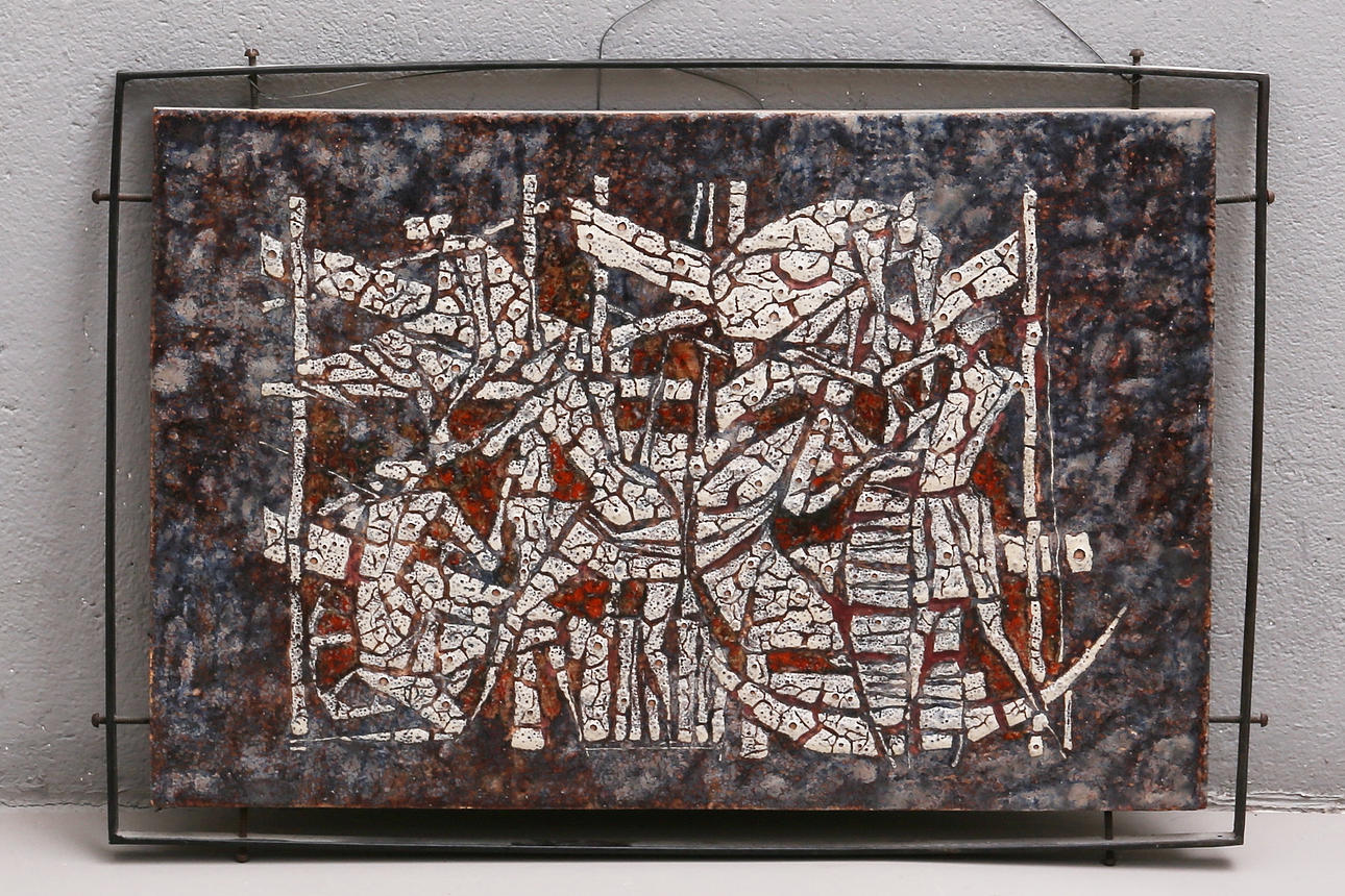 OIDENTIFIERAD KONSTNÄR. Wall relief, figures, stoneware, signed Guido Bolilini or Bocilini, dated 1984.
