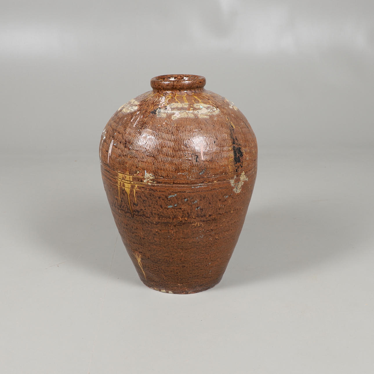 UNA GRAN JARRA DE LOZA ORIENTAL.