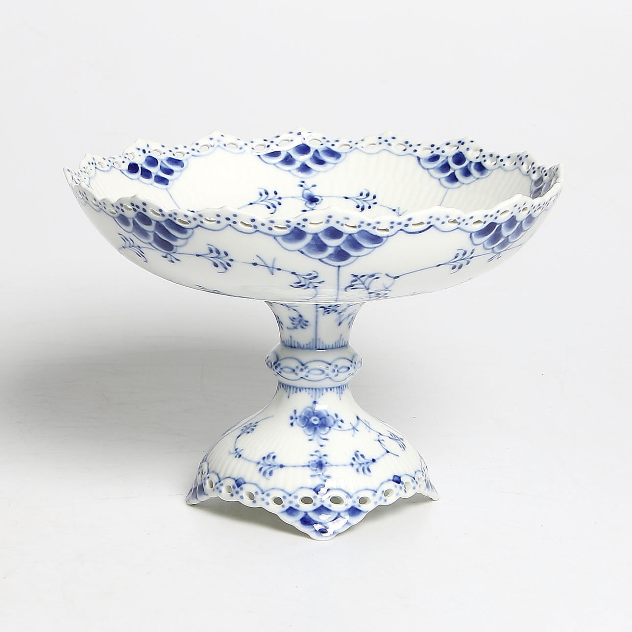 SKÅL PÅ FOT, porslin, "Musselmalet", Royal Copenhagen. 1900-talets andra hälft.