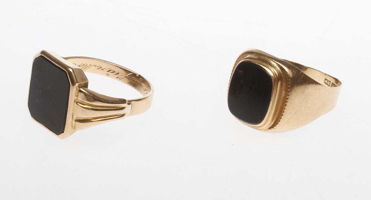 KLACKRINGAR, 2 st, 18k guld, total vikt ca 8,8 gr.