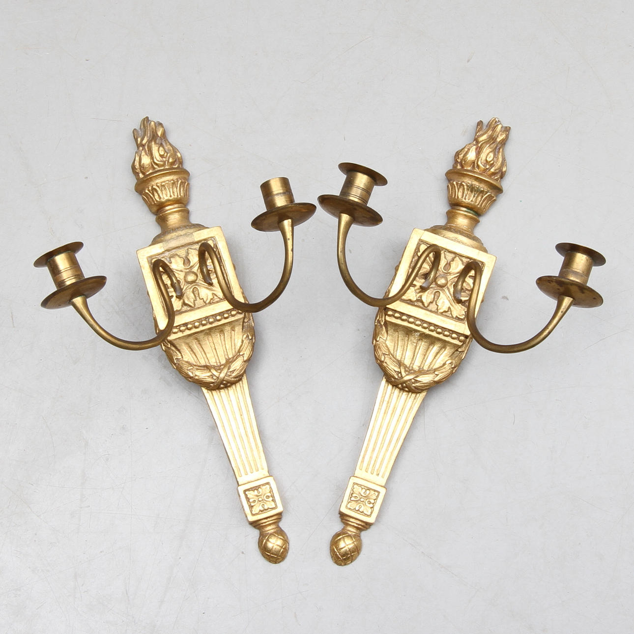 VÄGGLAMPETTER, 1 par, empirestil, trä, 1900-tal.