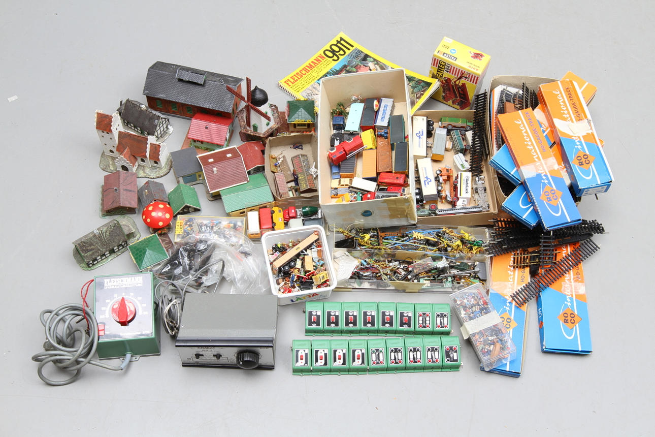 MODELLJÄRNVÄG mest ROCO och FLEISCHMANN, trafo,räls och tillbehör.