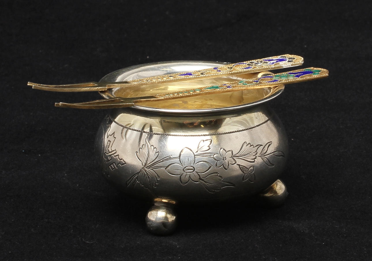 SALTKAR, silver, samt GAFFLAR, 2 st, förgyllt silver, Ryssland, 1800/1900-tal. Totalvikt 64 gram.
