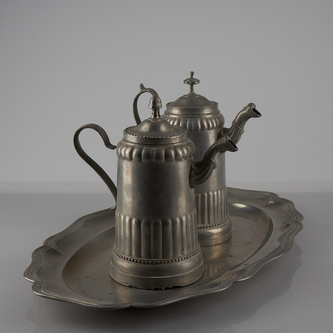 PEWTERWARE, 3 pcs, tray and two jugs.