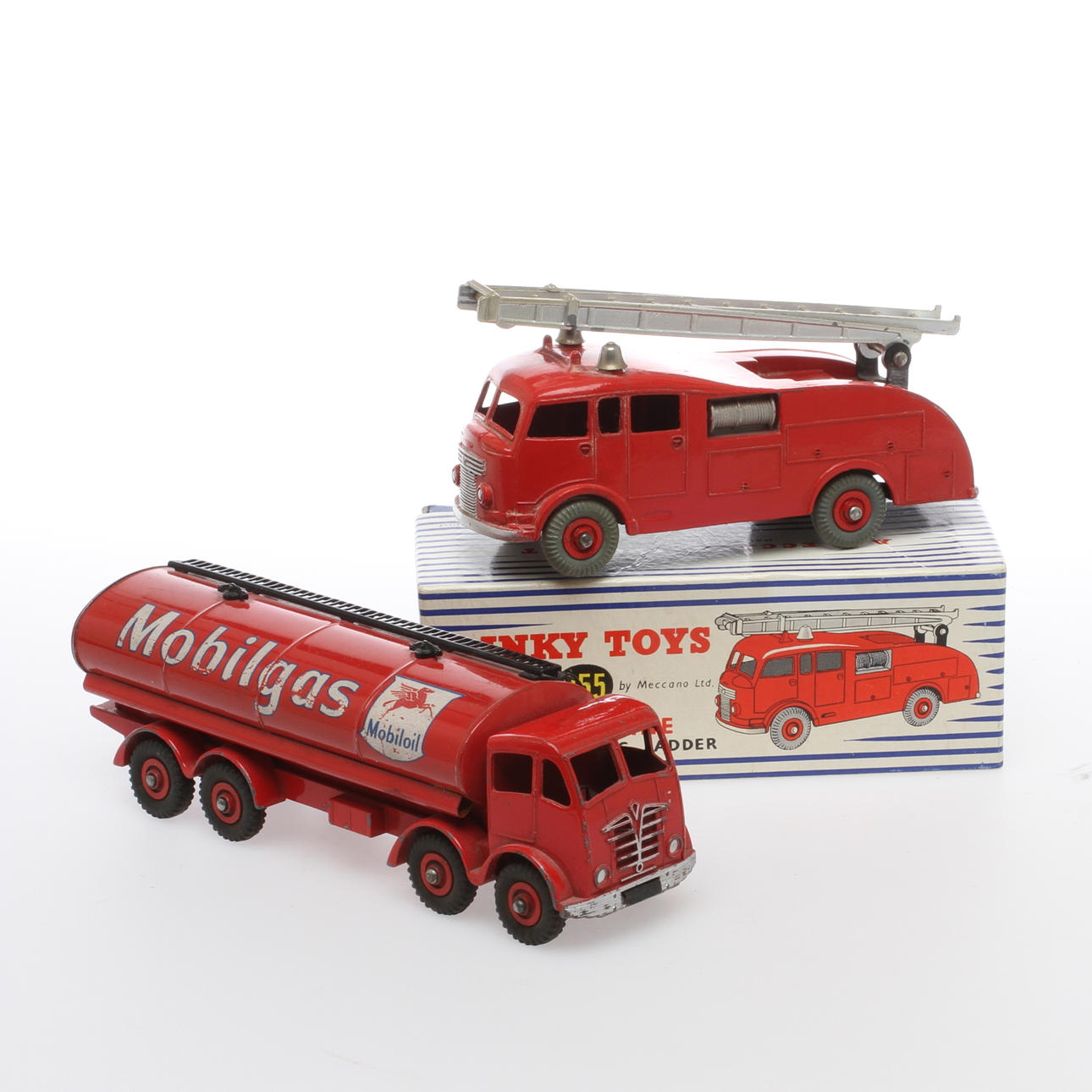 DINKY TOYS Brandbil 955 och Tankbil FODEN Mobilgas. Delvis originalkartong.