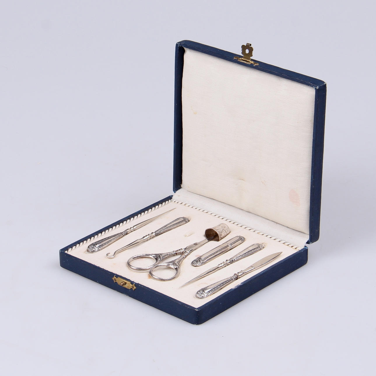 ETUI, med sytillbehör, silver, 1900-talets början.