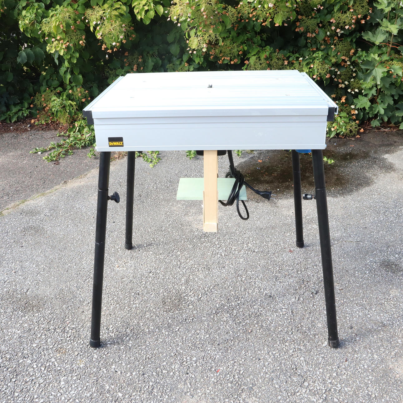 ÖVERHANDSFRÄS monterad i bord Dewalt.