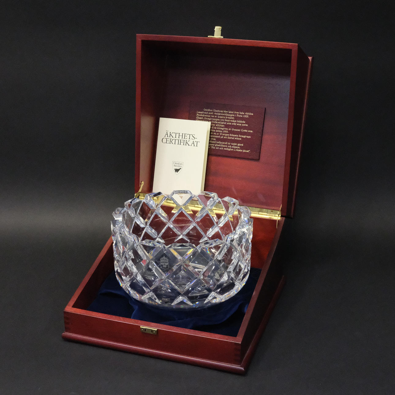 GUNNAR CYRÉN. ORREFORS, BOWL, "SOFIERO", SIGNED.