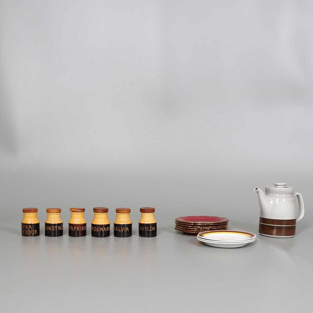 PARTI KERAMIK, 17 delar, bl a fruktassietter, "Rubin", Eugen Trost, Gefle, 1940–1958 samt kryddburkar, Höganäskeramik.