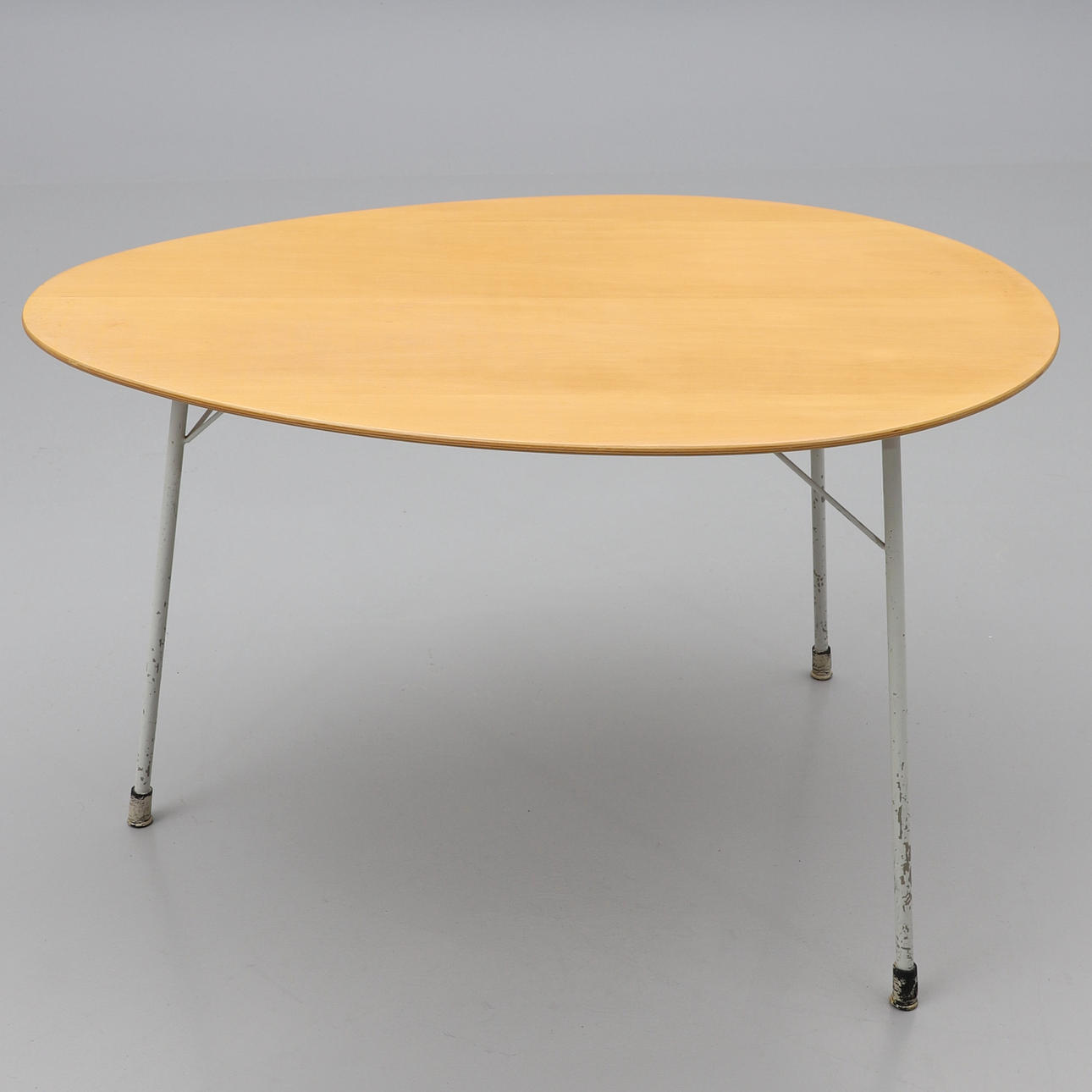 ARNE JACOBSEN. PÖYTÄ, "Muna", Fritz Hansen.