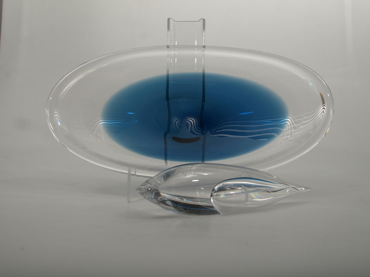 VICKE LINDSTRAND. Fat och skulptur, glas, signerade LH.