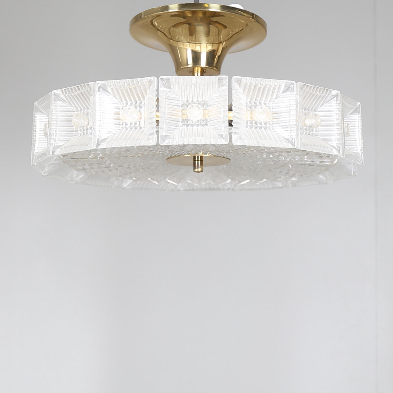 TAKLAMPA i glas/mässing, Carl Fagerlund, Orrefors, 1900-talets andra hälft.