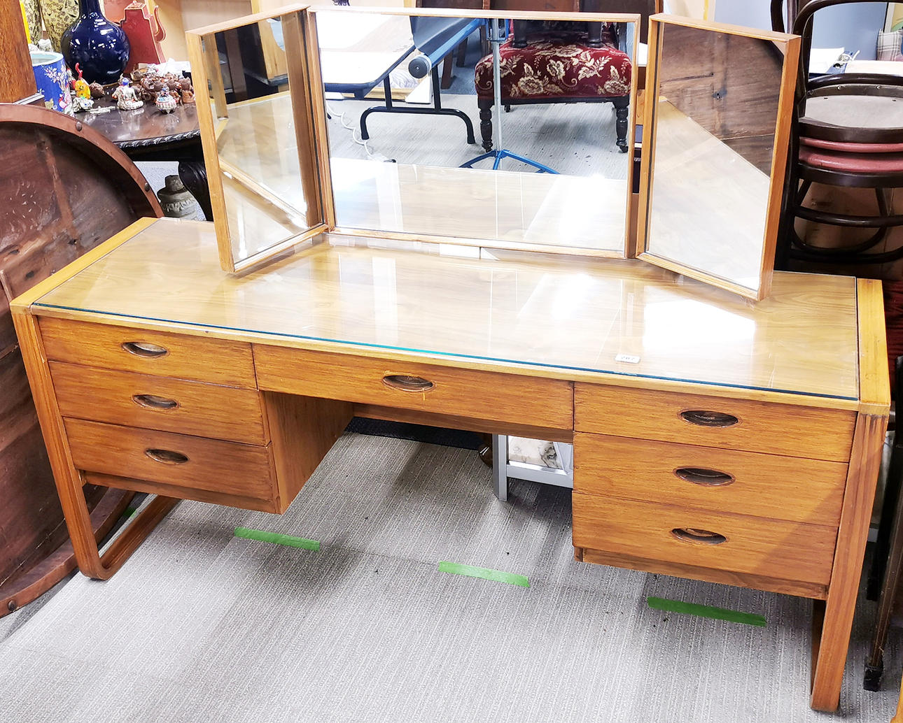 UNIFLEX DRESSING TABLE AND THREE WAY MIRROR.