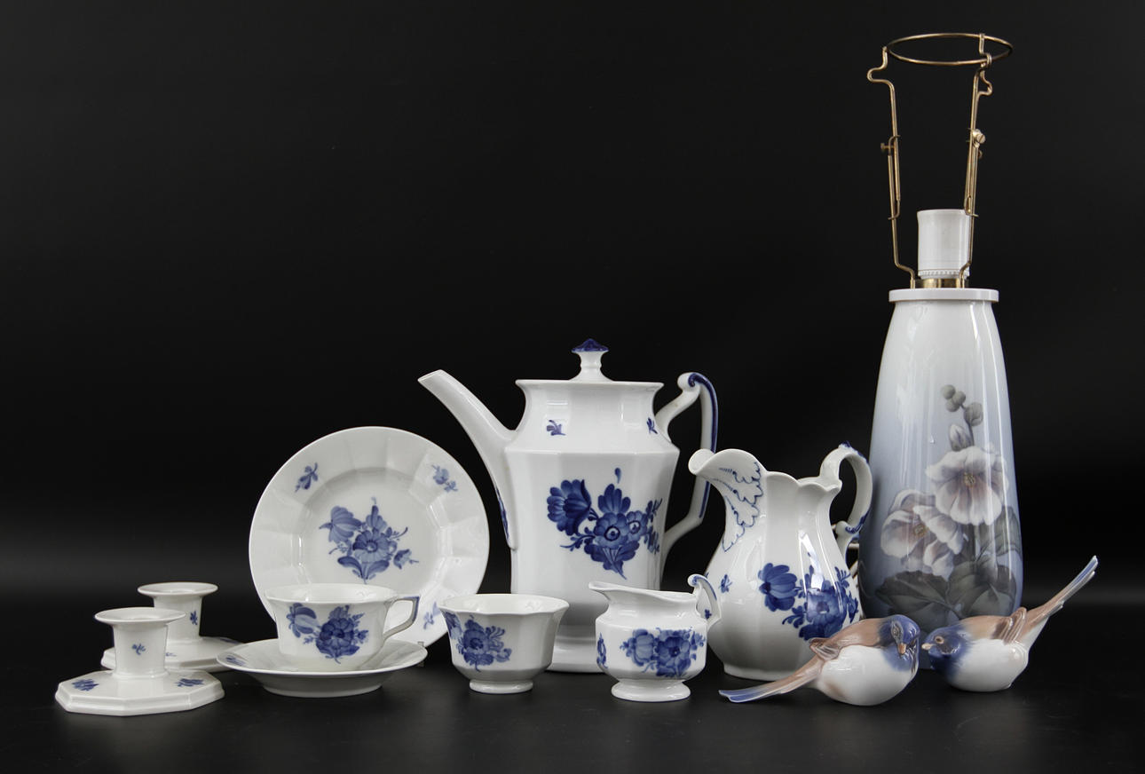 PORSLIN. Kaffeservis, bordlampa, Royal Copenhagen samt 1 par fåglar Bing & Gröndahl.