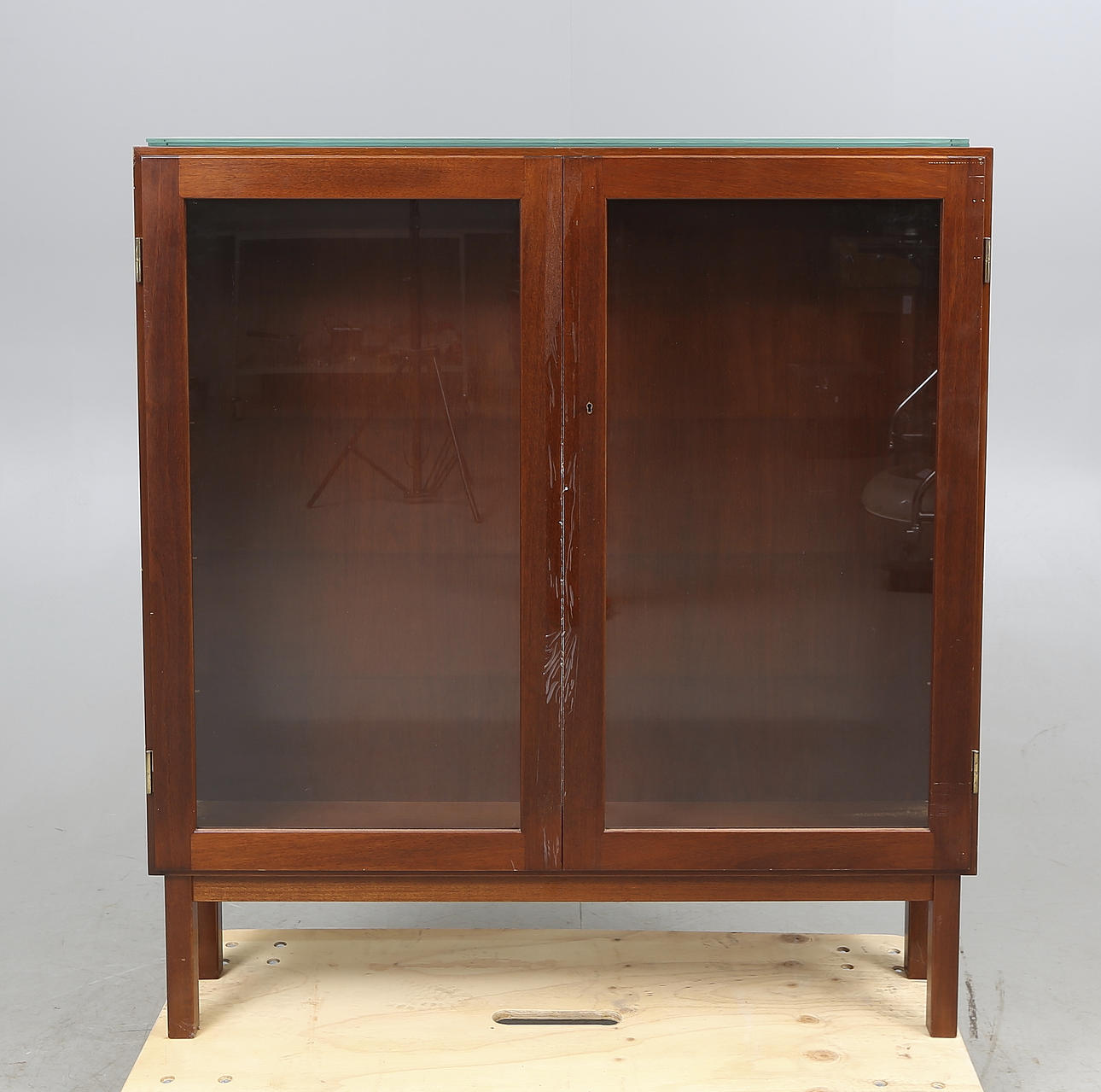 SKÅP MED VITRIN, 1900-talet smitt.