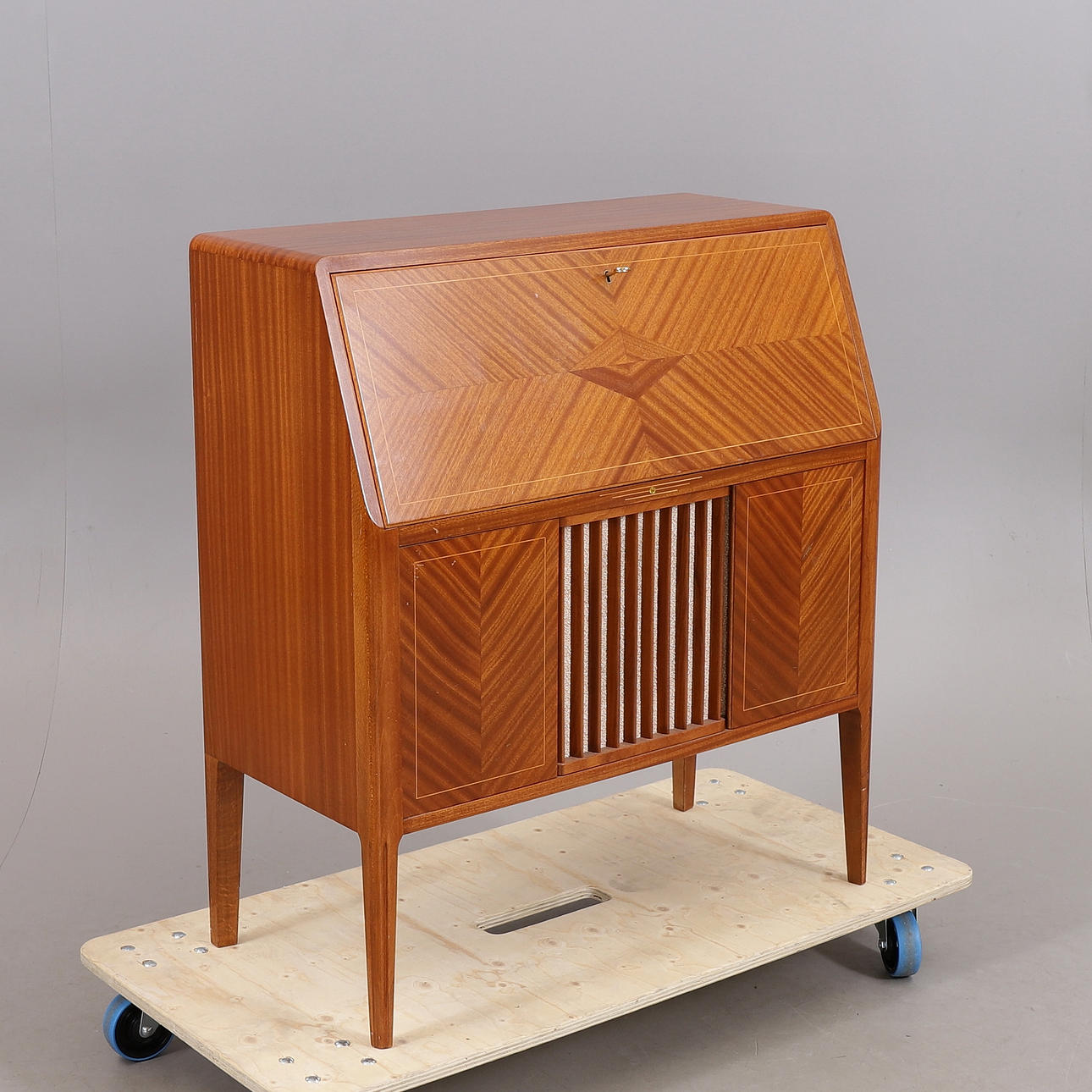 RADIOGRAM PHONE with RECORD PLAYER Philips, in cabinet, mahogany, mid 20th century.