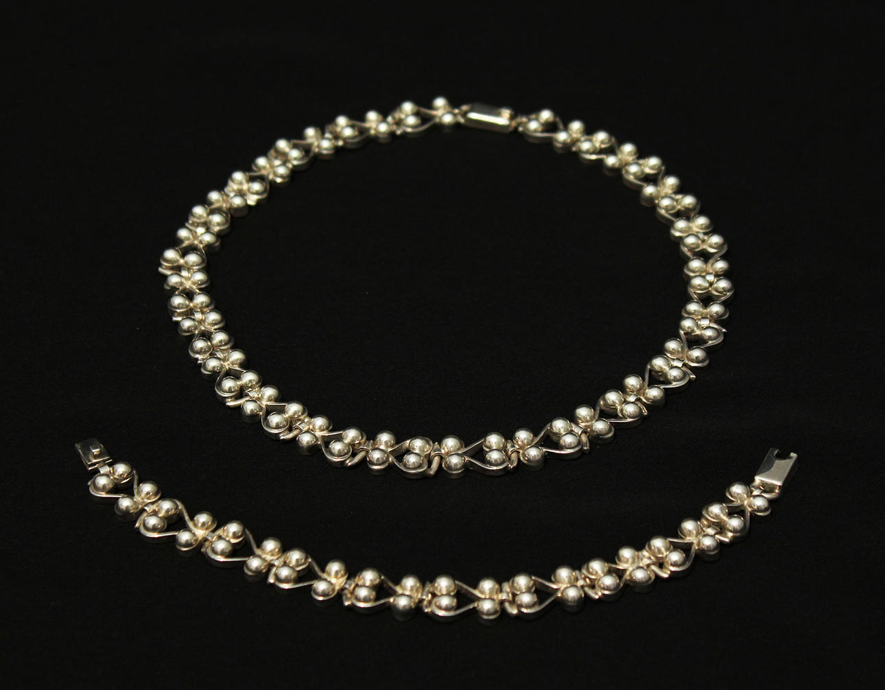 Silverhalsband+silverarmband. Märkta MEXICO 950.