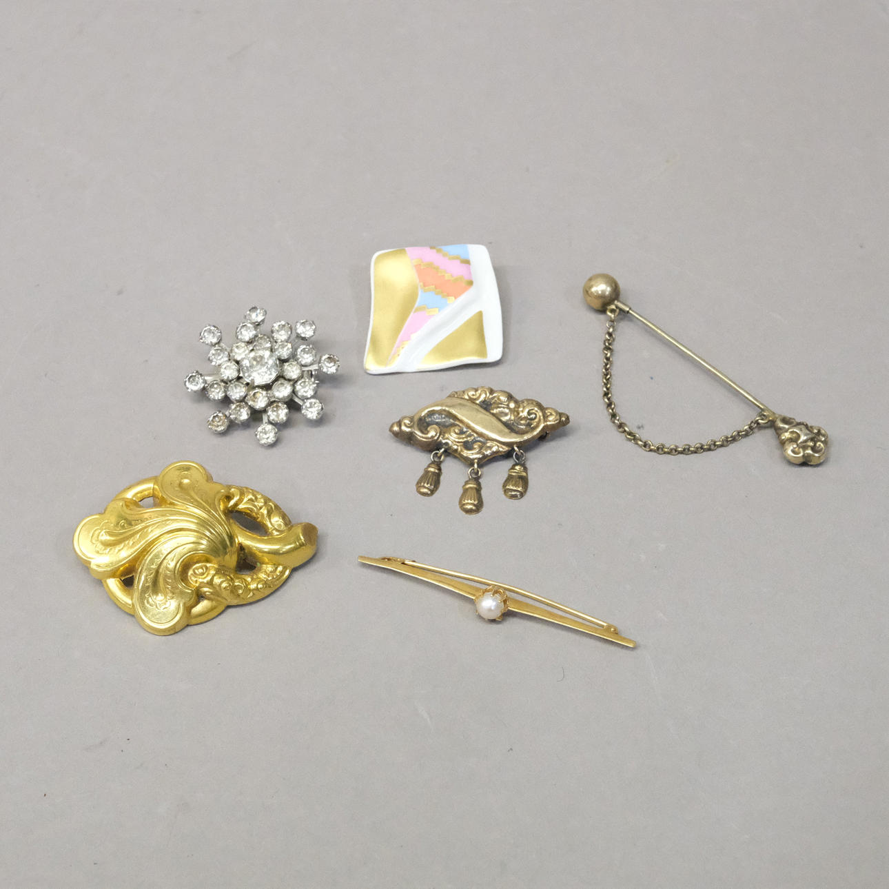 BROOCH 18K GOLD AND 5 BROOCHES.