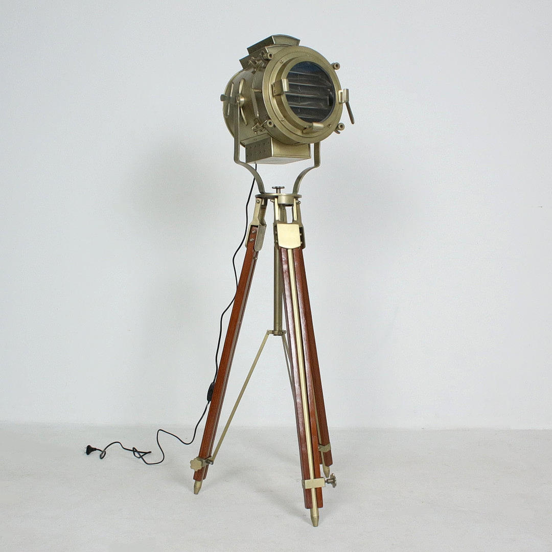Tripod-Stehleuchte, Metall/ Holz.