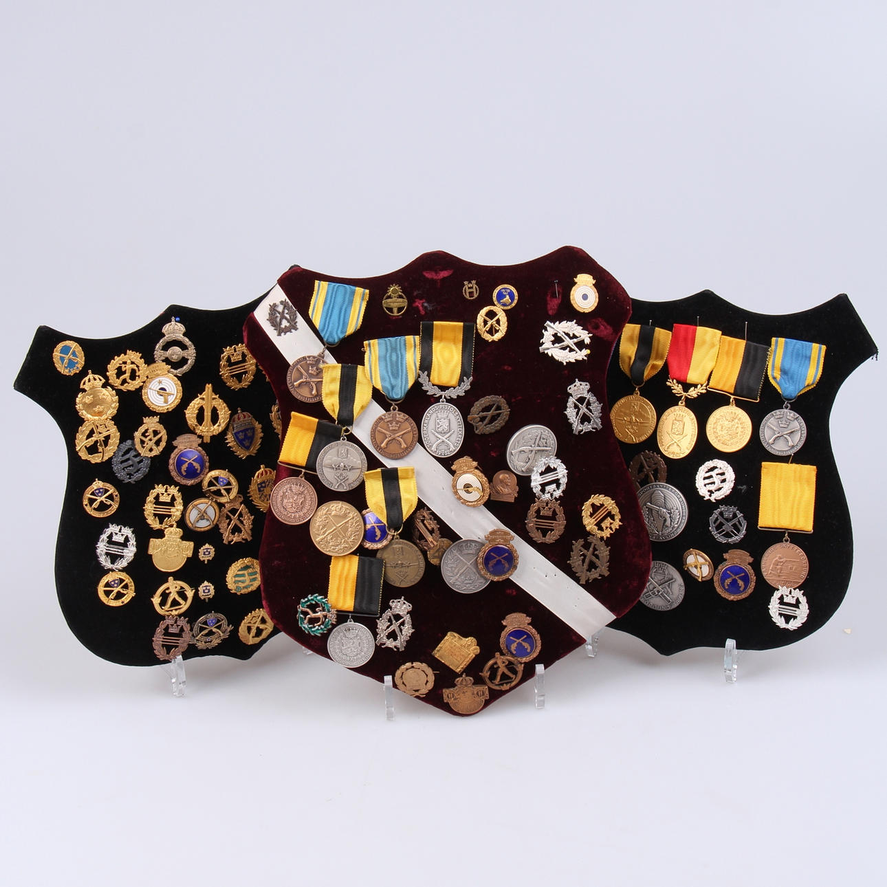 MEDALJER, pins samt nålar, ca 90 st. delvis silver, 1900-tal.