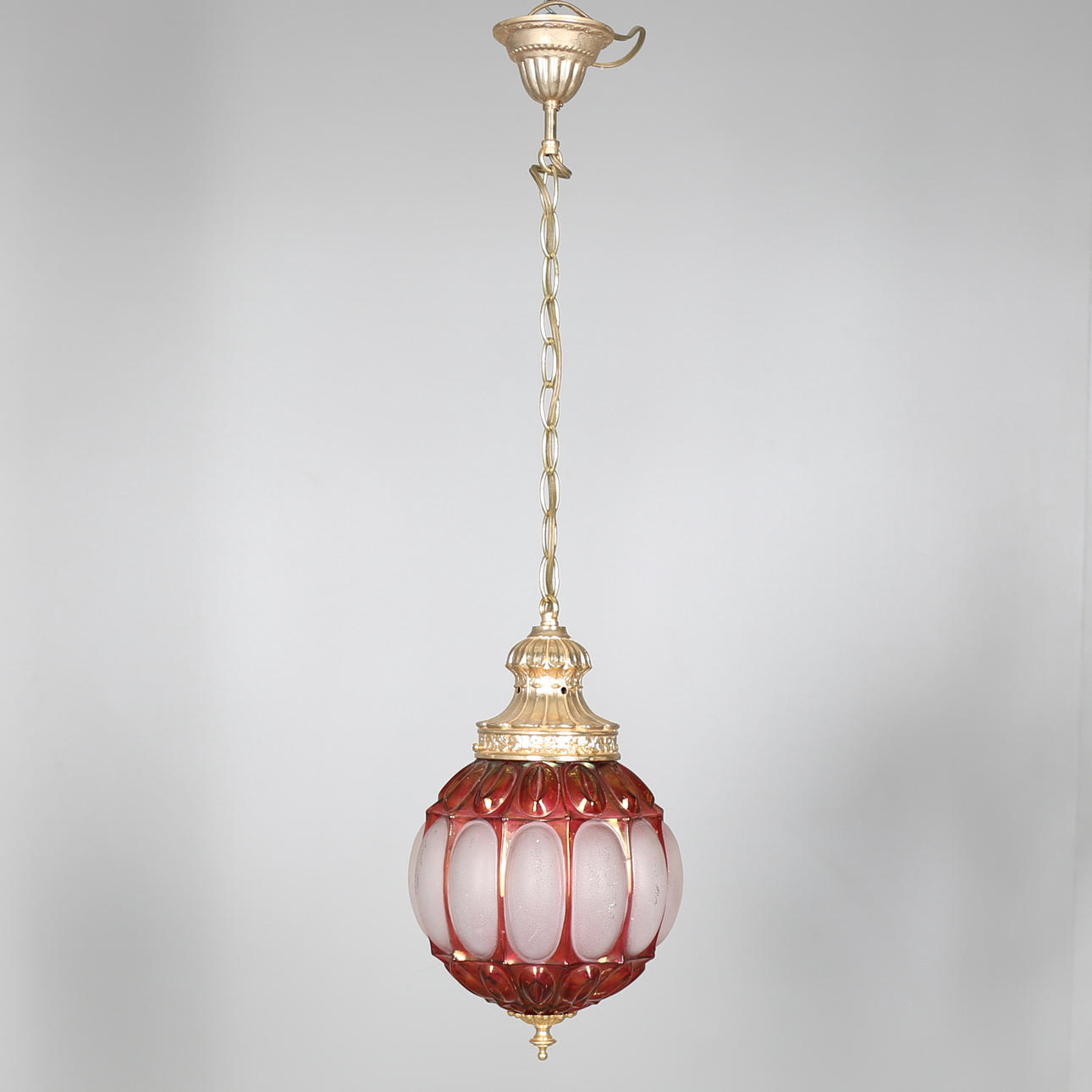 TAKLAMPA i glas och mässing, 1900-talet.