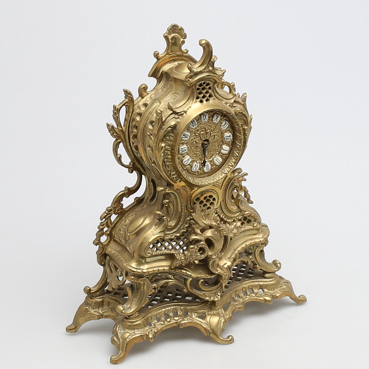 BORDSUR i mässing, rokokostil, 1900-talet.