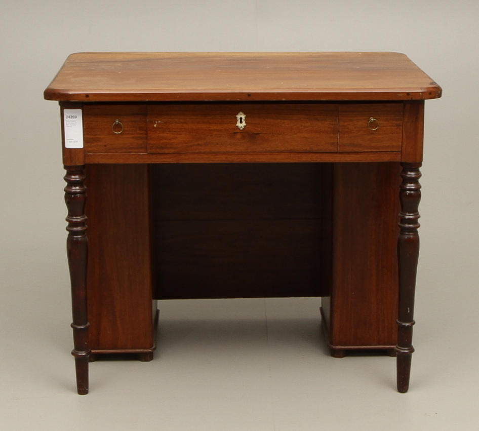 DAMSKRIVBORD med skåp och lådor. Senempir. 1800-tal.