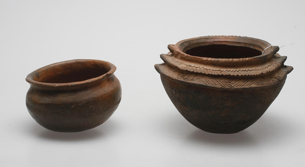 SKÅLAR, 2 st, möjligen antika.