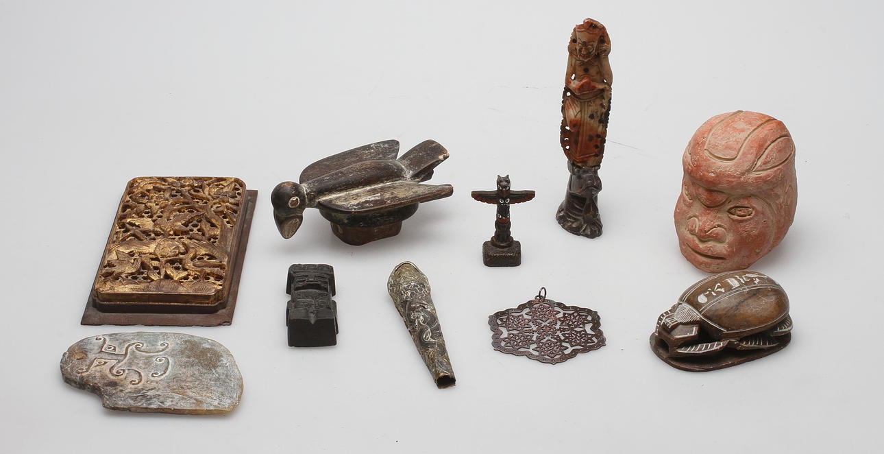 COLECCIÓN SOUVENIRS, madera, piedra y metal.